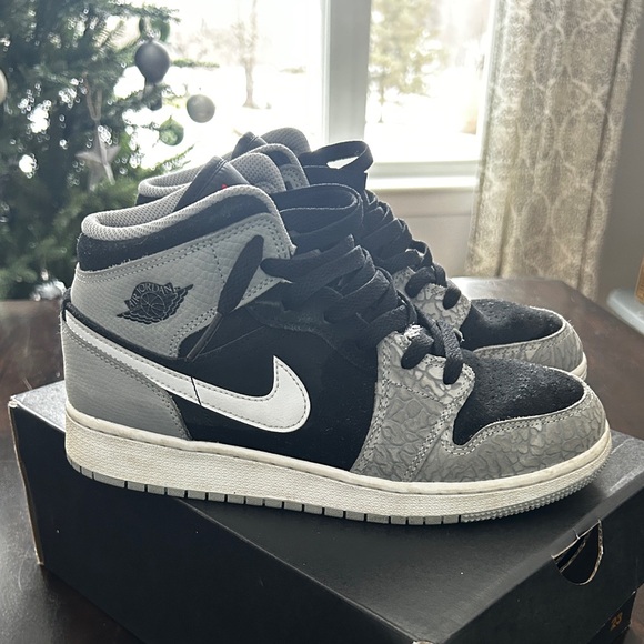 Elephant Air Jordan 1 MID SE - Picture 1 of 3